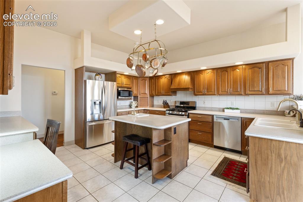 Image 18 of 48: Kitchen