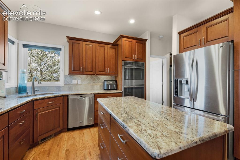Image 13 of 49: Kitchen