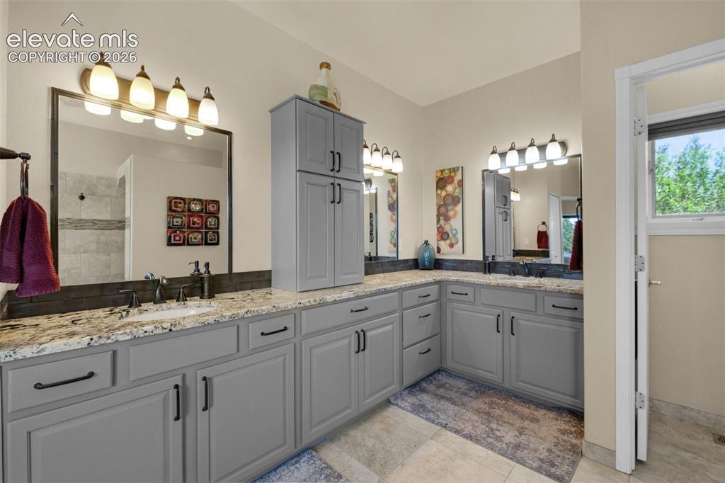 Image 18 of 49: Bathroom