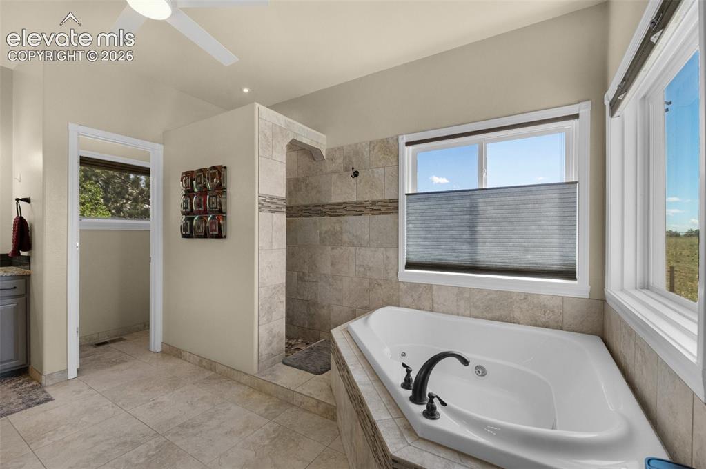 Image 19 of 49: Bathroom