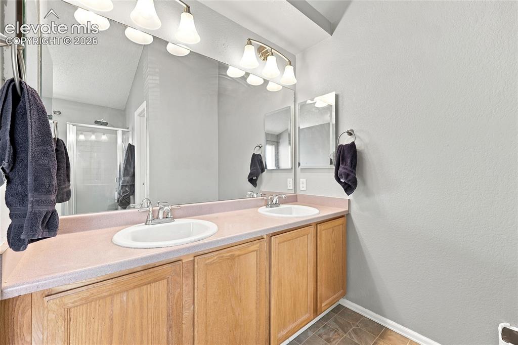 Image 14 of 27: 5pc Primary Bath with Walk in Closet