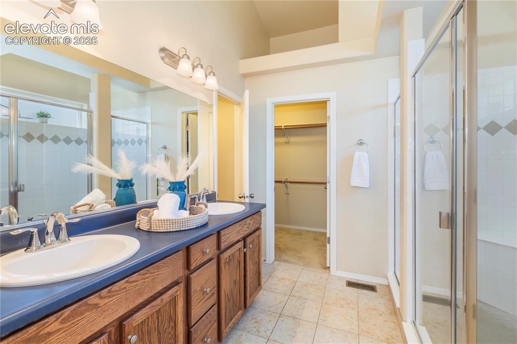 Image 17 of 44: Bathroom