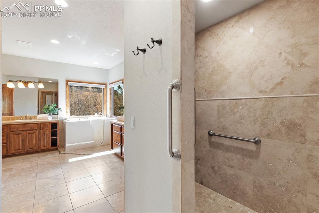 Image 18 of 47: Bathroom