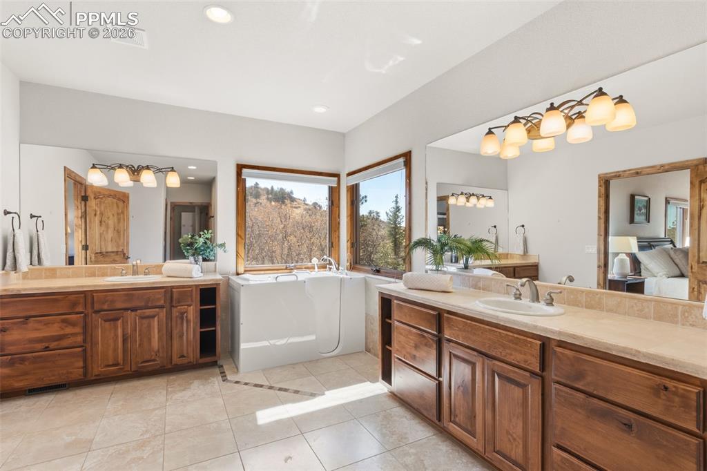 Image 19 of 47: Bathroom