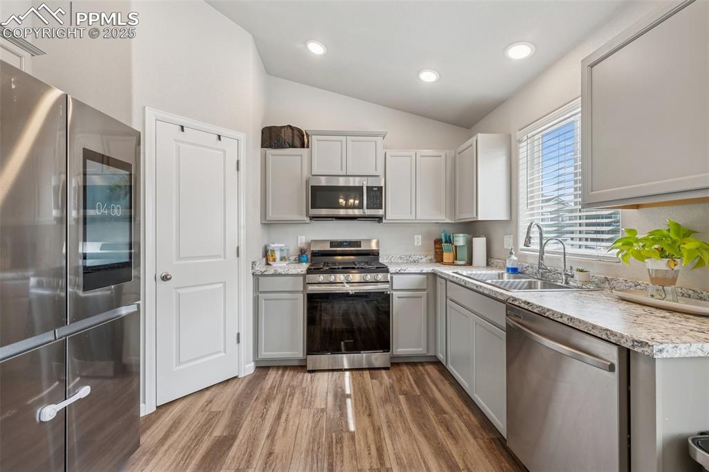 Image 10 of 30: Kitchen