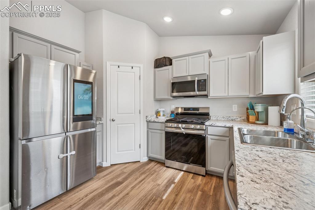 Image 8 of 30: Kitchen