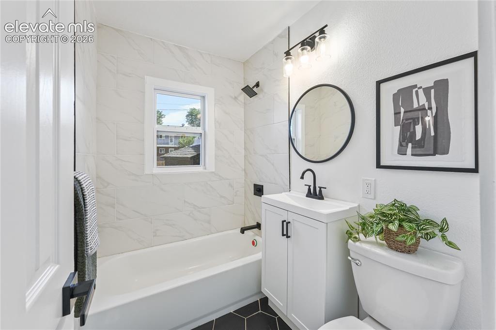 Image 18 of 44: Bathroom