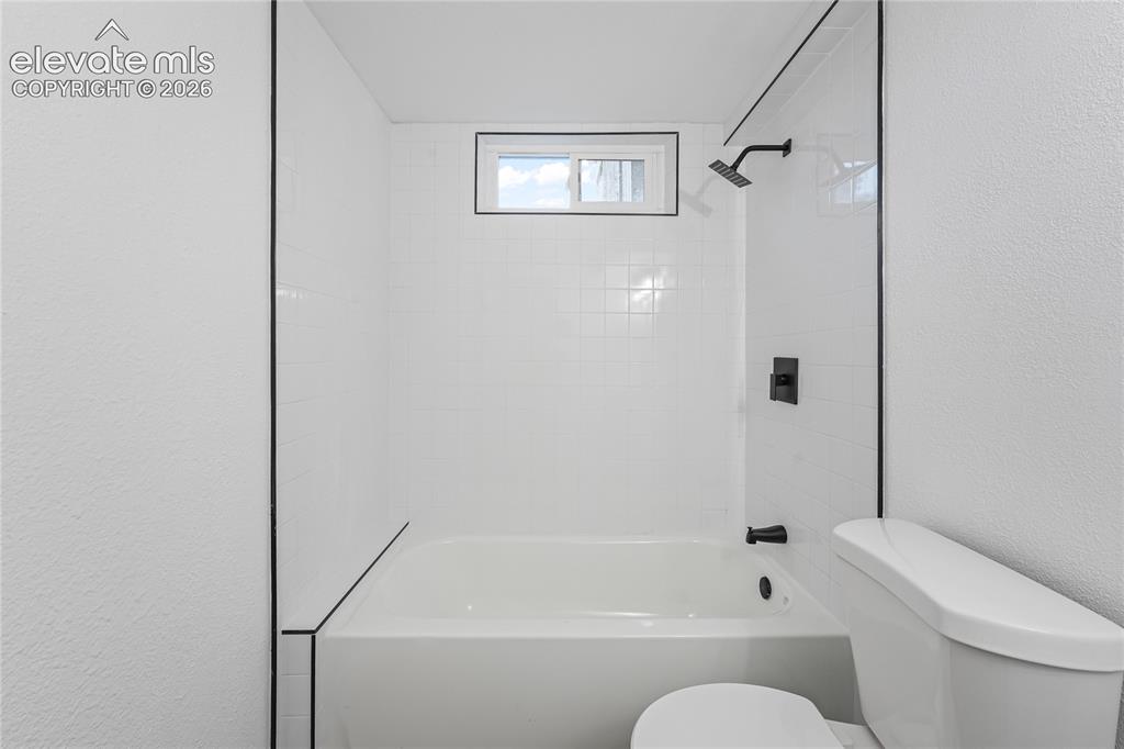 Image 30 of 44: Bathroom
