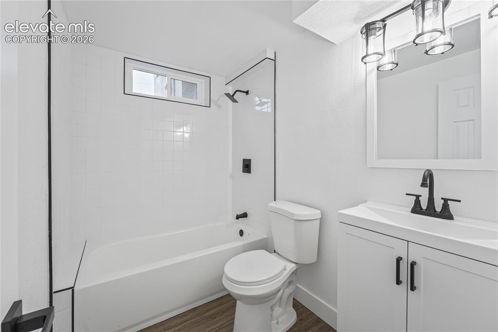 Image 33 of 44: Bathroom
