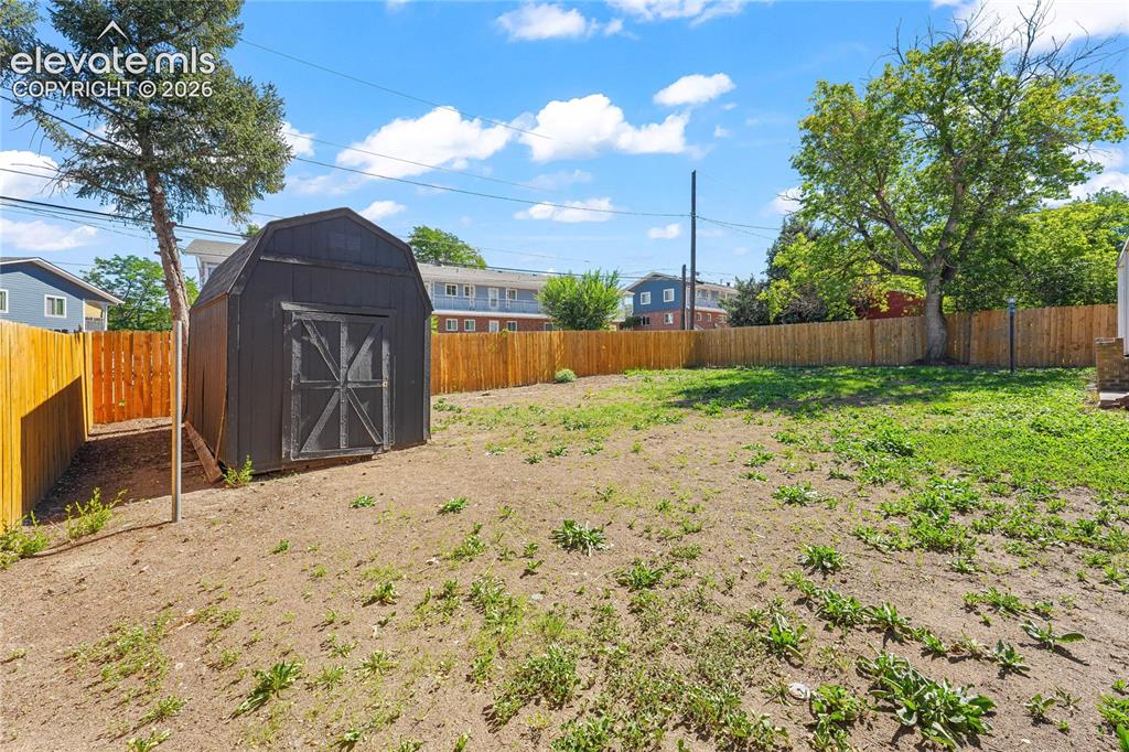 Image 42 of 44: Yard