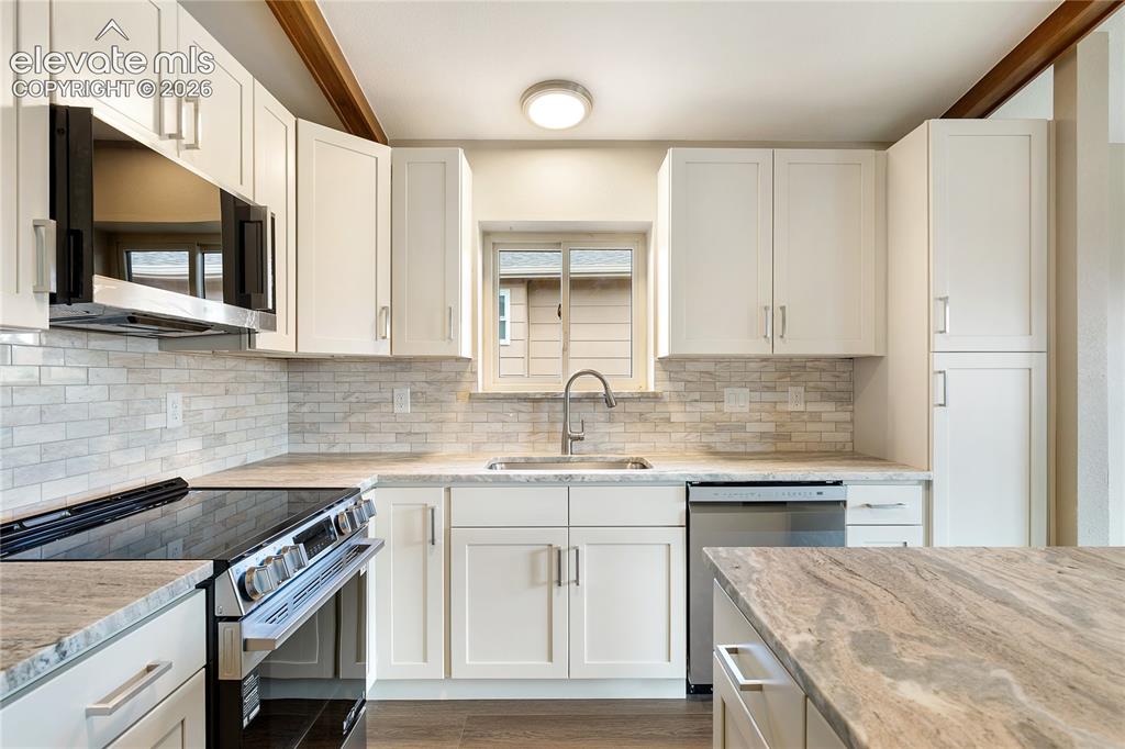 Image 10 of 47: Kitchen