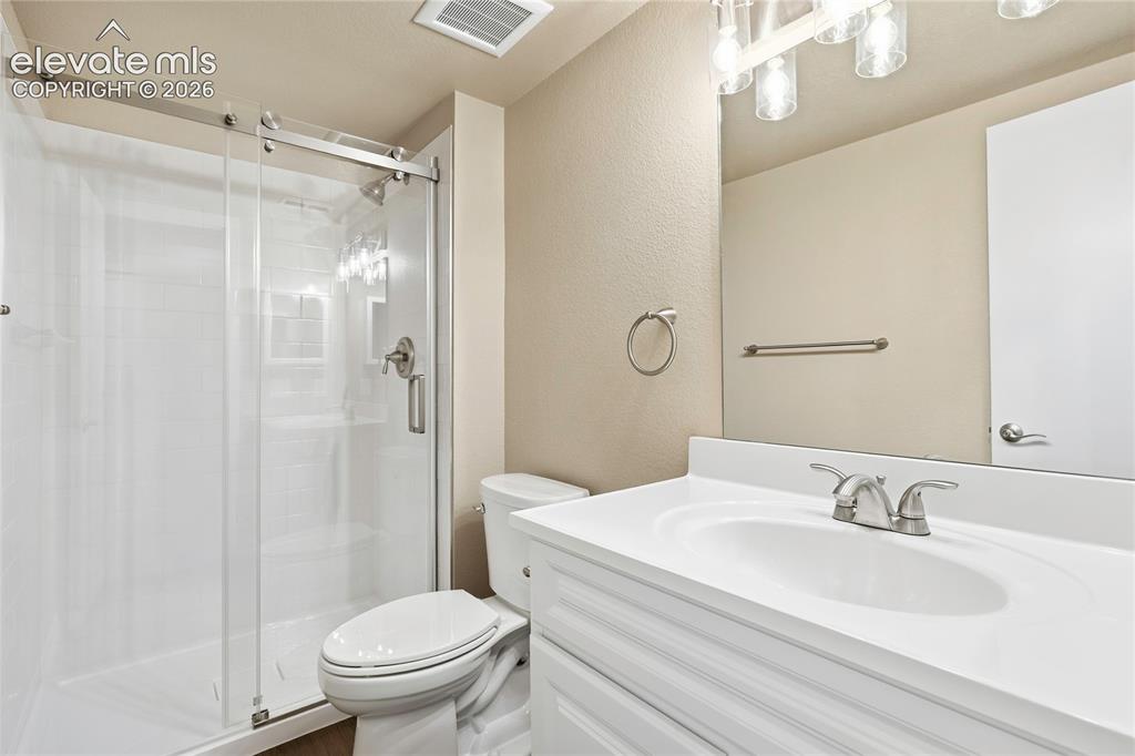 Image 35 of 47: Bathroom