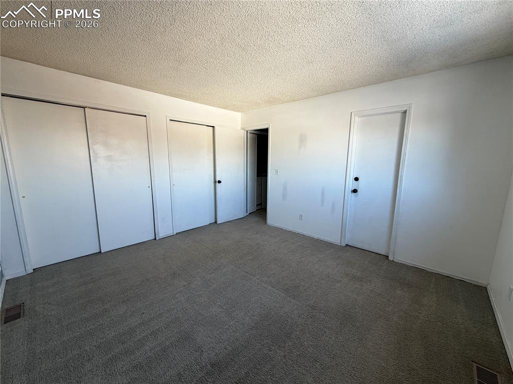 Image 15 of 26: Bedroom