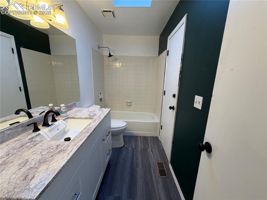 Image 16 of 26: Bathroom