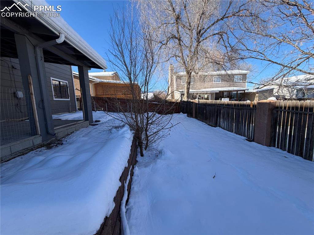 Image 25 of 26: Yard