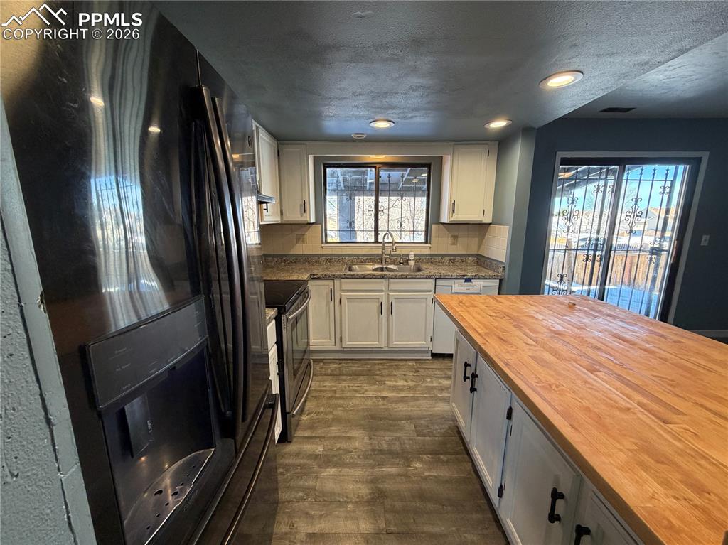 Image 5 of 26: Kitchen