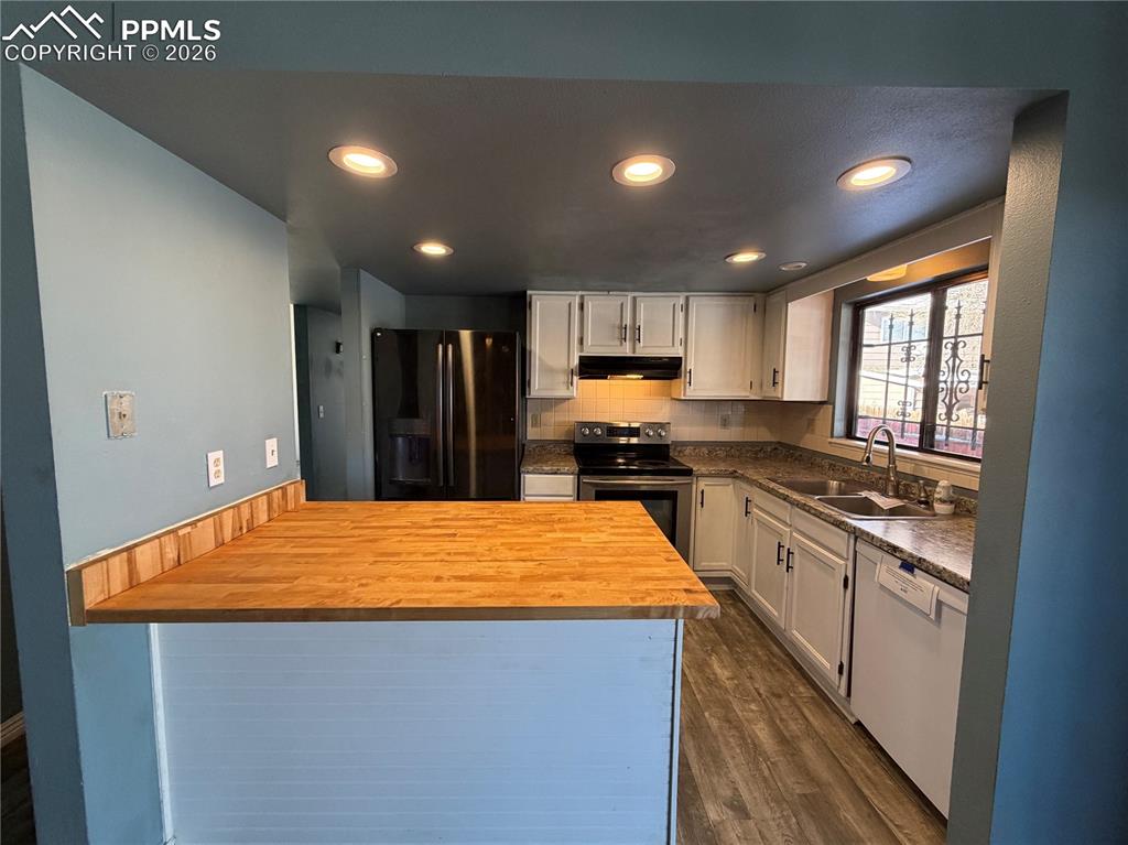 Image 6 of 26: Kitchen