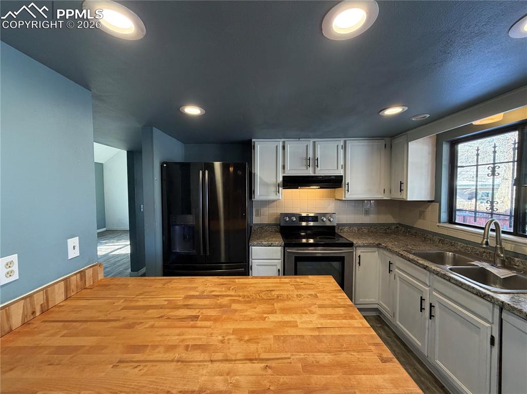 Image 7 of 26: Kitchen