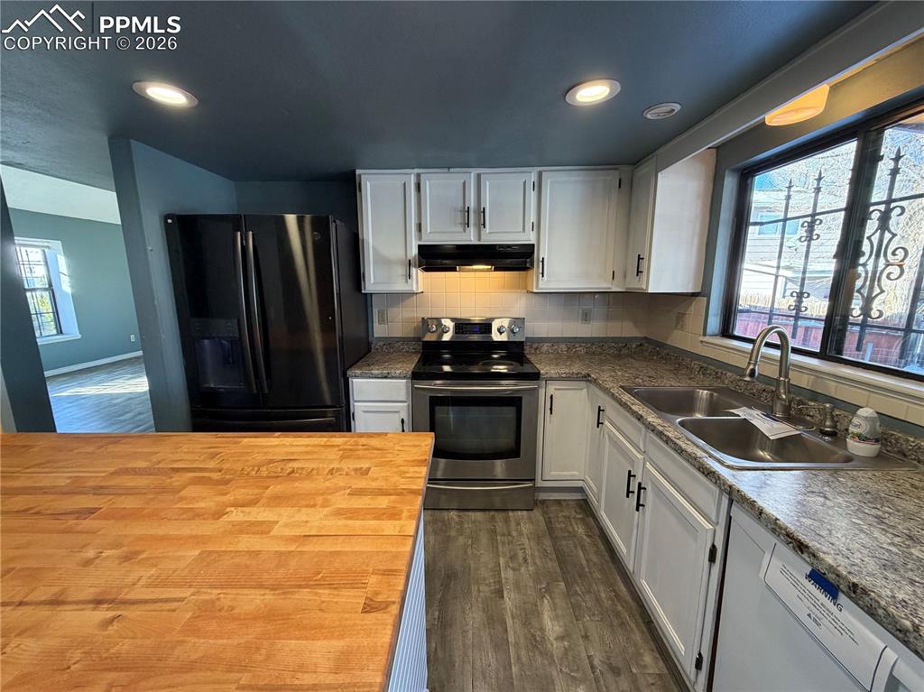 Image 8 of 26: Kitchen