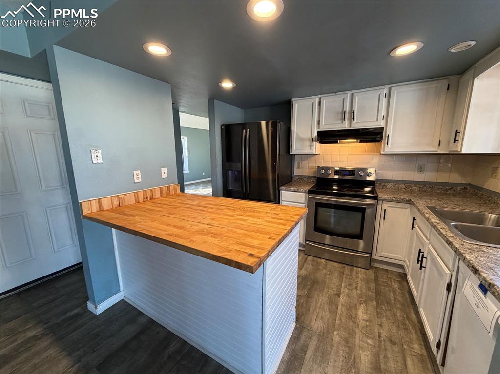 Image 9 of 26: Kitchen