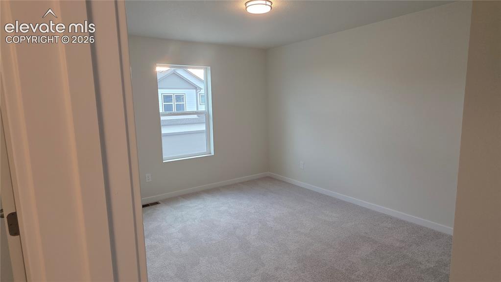 Image 14 of 17: Bedroom