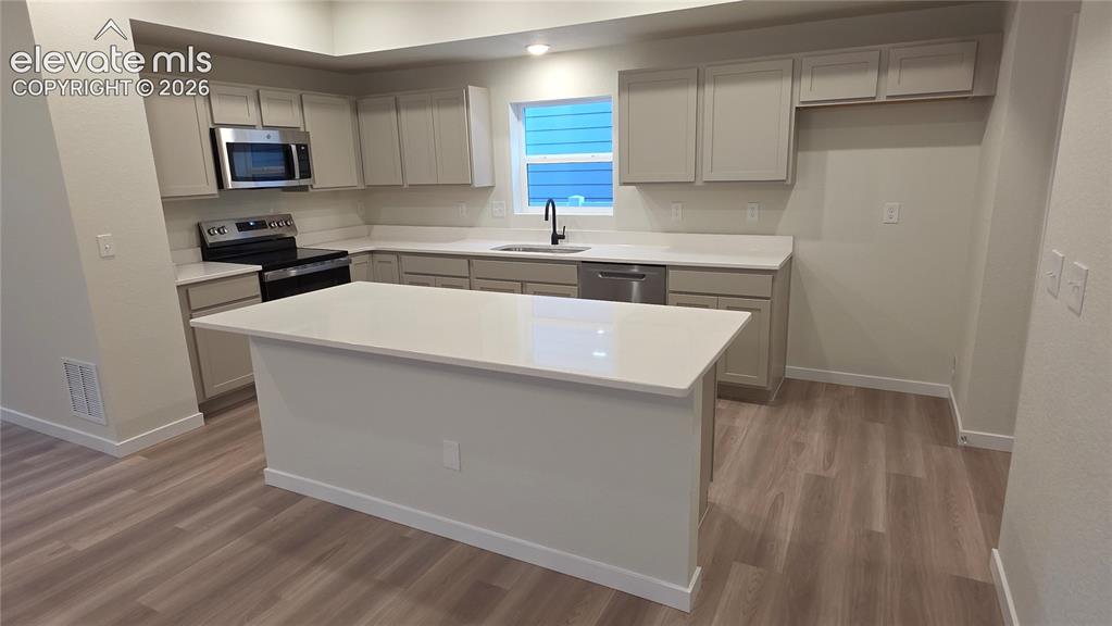 Image 4 of 17: Kitchen