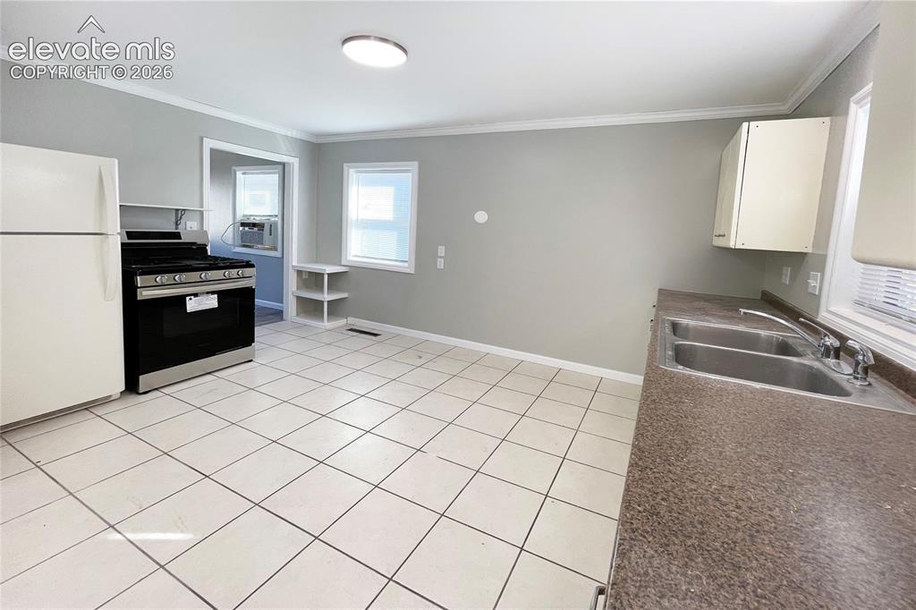 Image 17 of 25: Kitchen