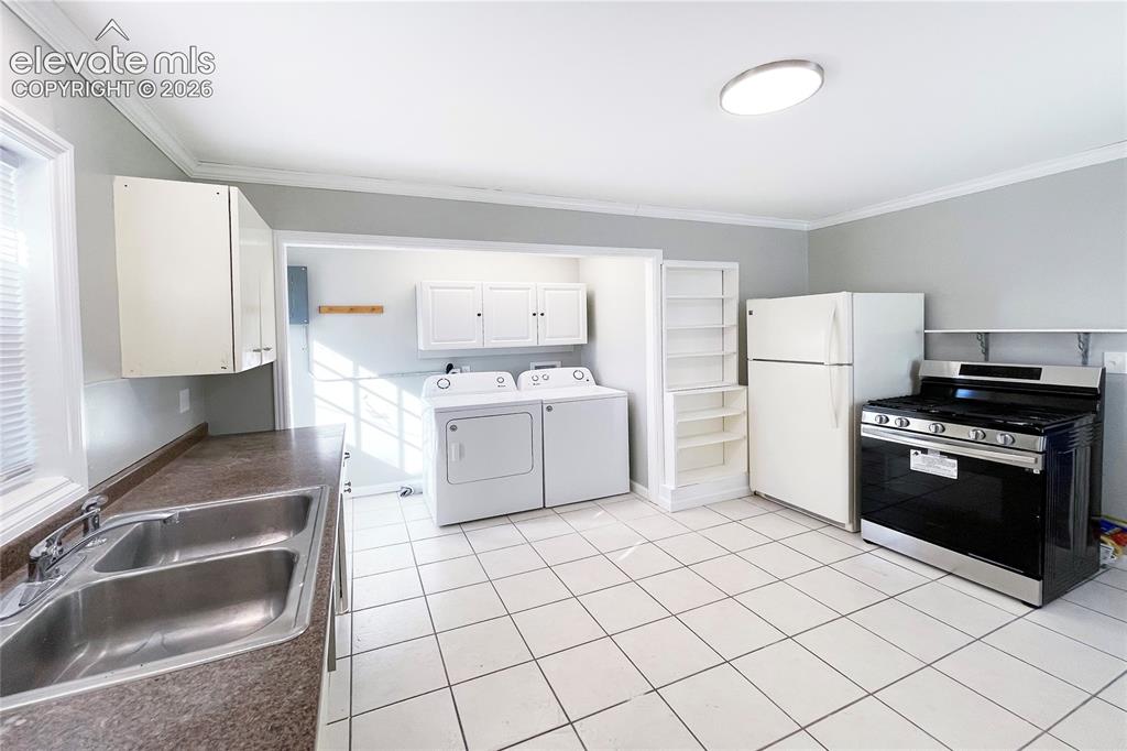 Image 18 of 25: Kitchen