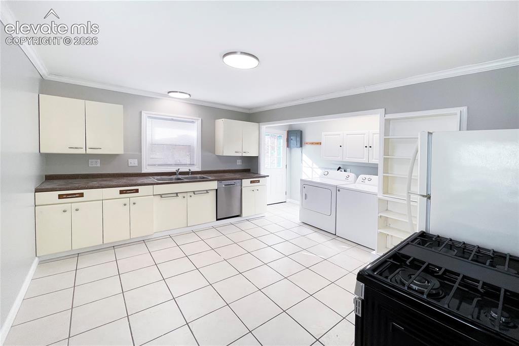 Image 19 of 25: Kitchen