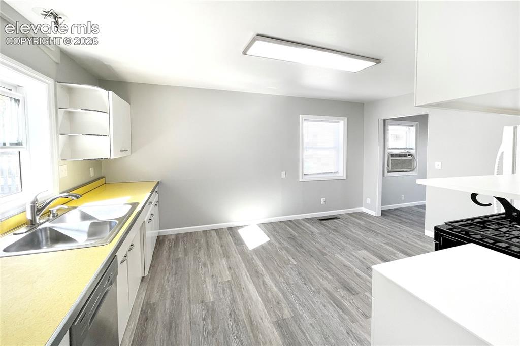 Image 7 of 25: Kitchen