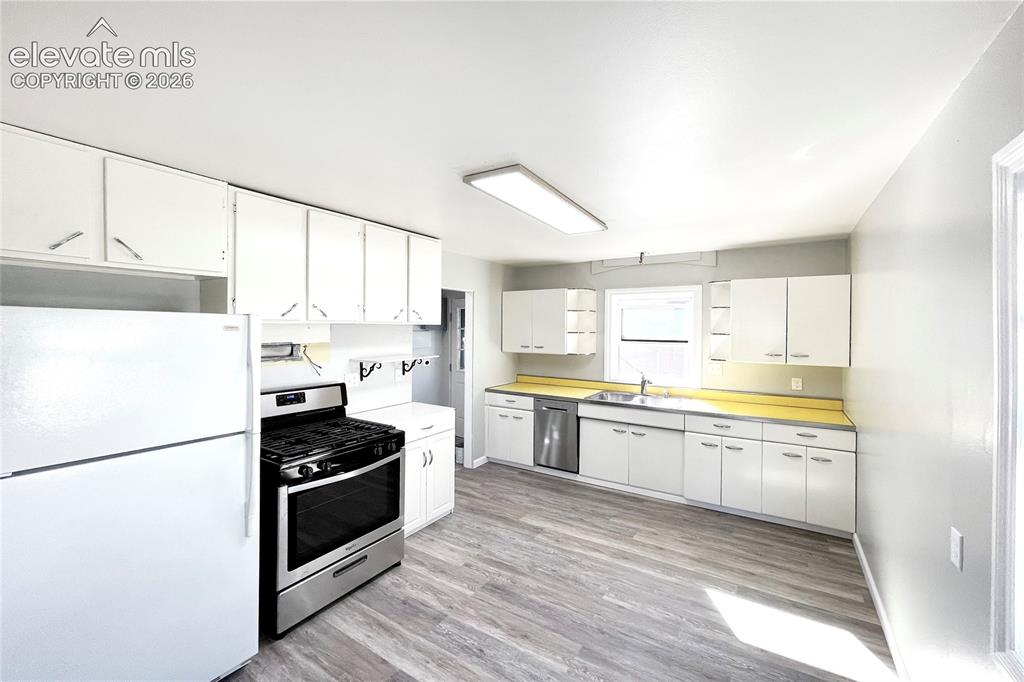 Image 8 of 25: Kitchen