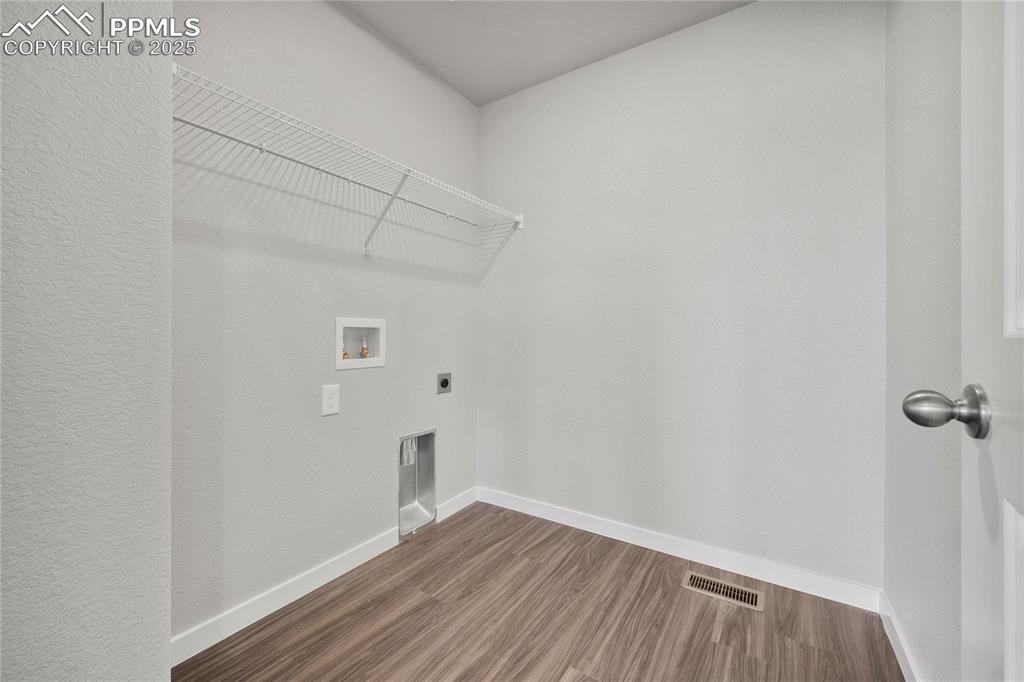 Image 22 of 34: Laundry