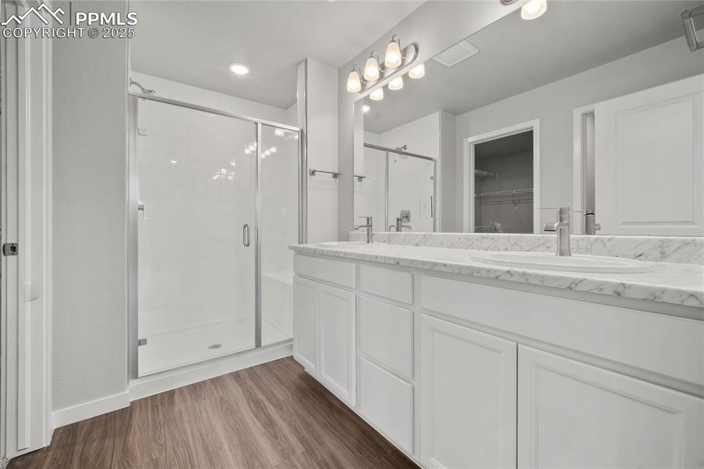 Image 25 of 34: Bathroom