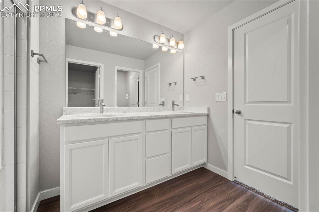 Image 26 of 34: Bathroom