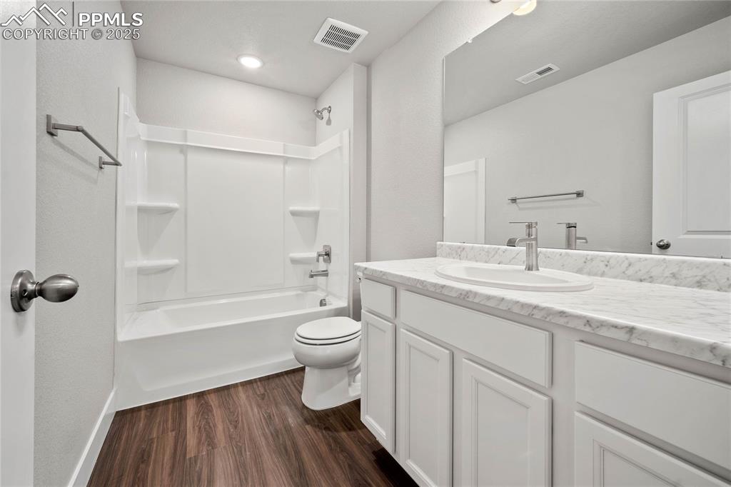 Image 32 of 34: Bathroom