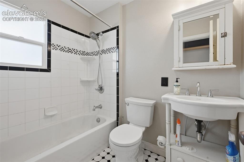 Image 15 of 22: Bathroom