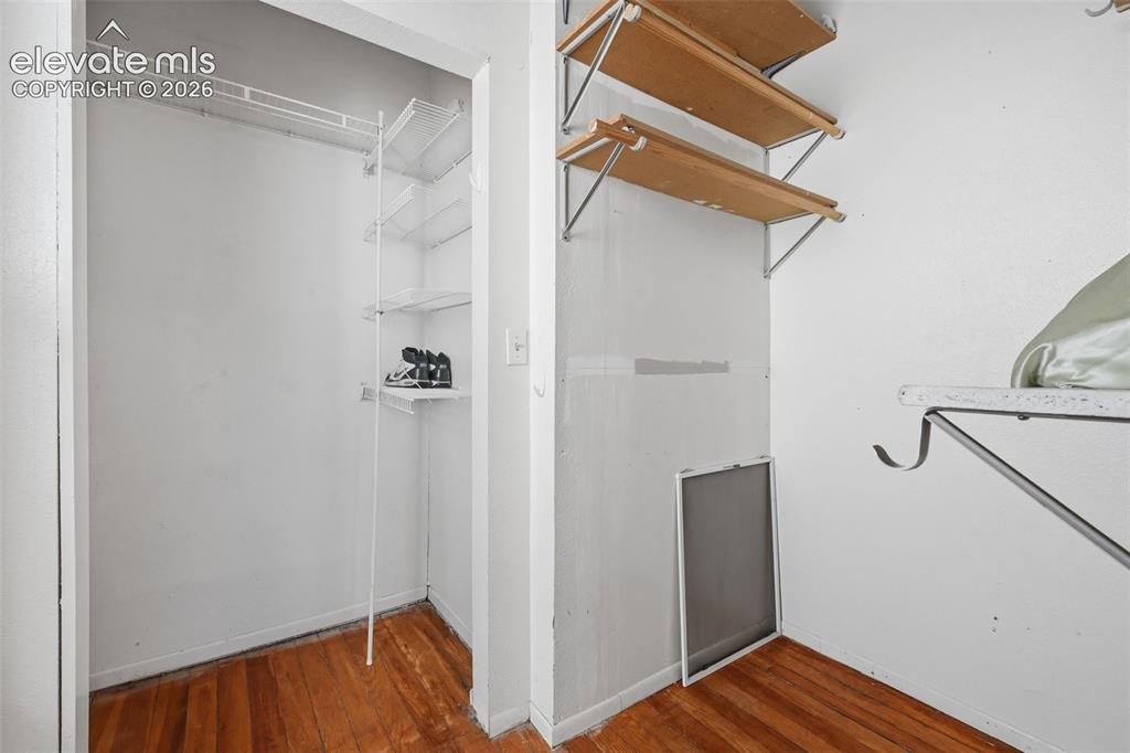 Image 18 of 22: Closet