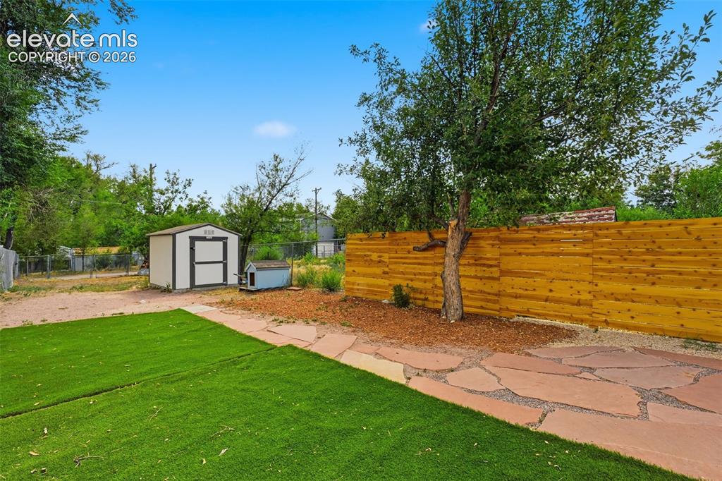Image 20 of 22: Yard