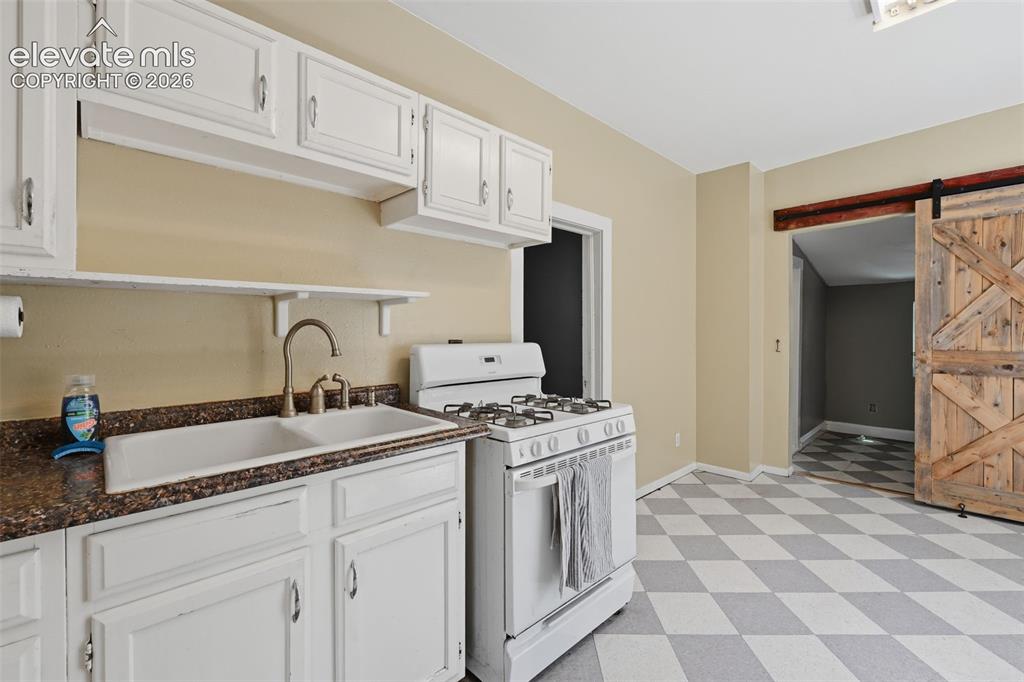 Image 6 of 22: Kitchen