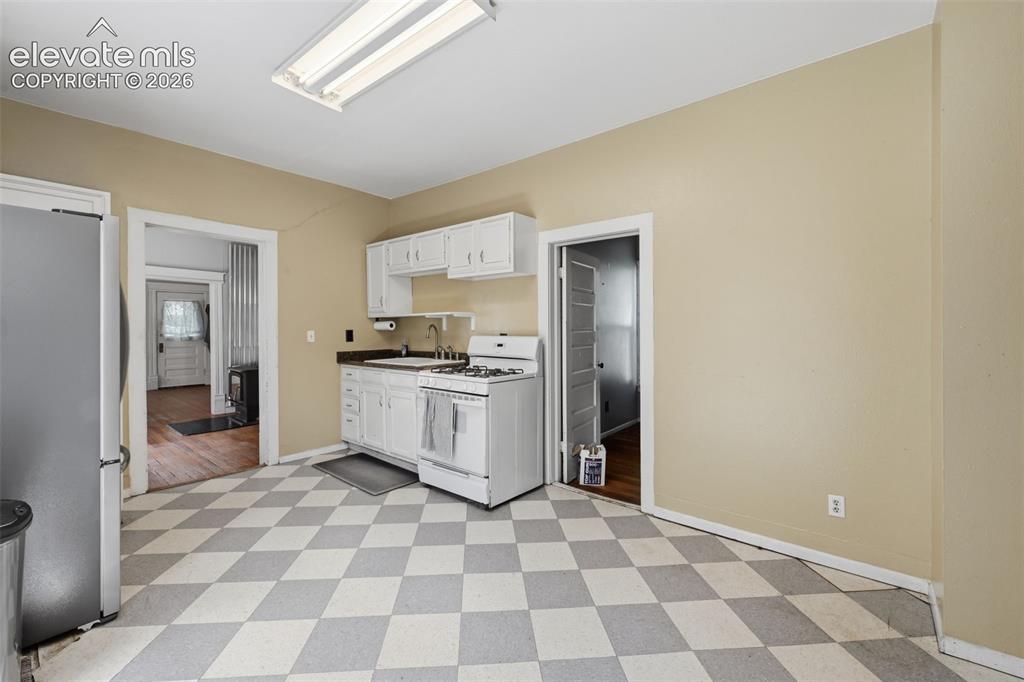 Image 9 of 22: Kitchen
