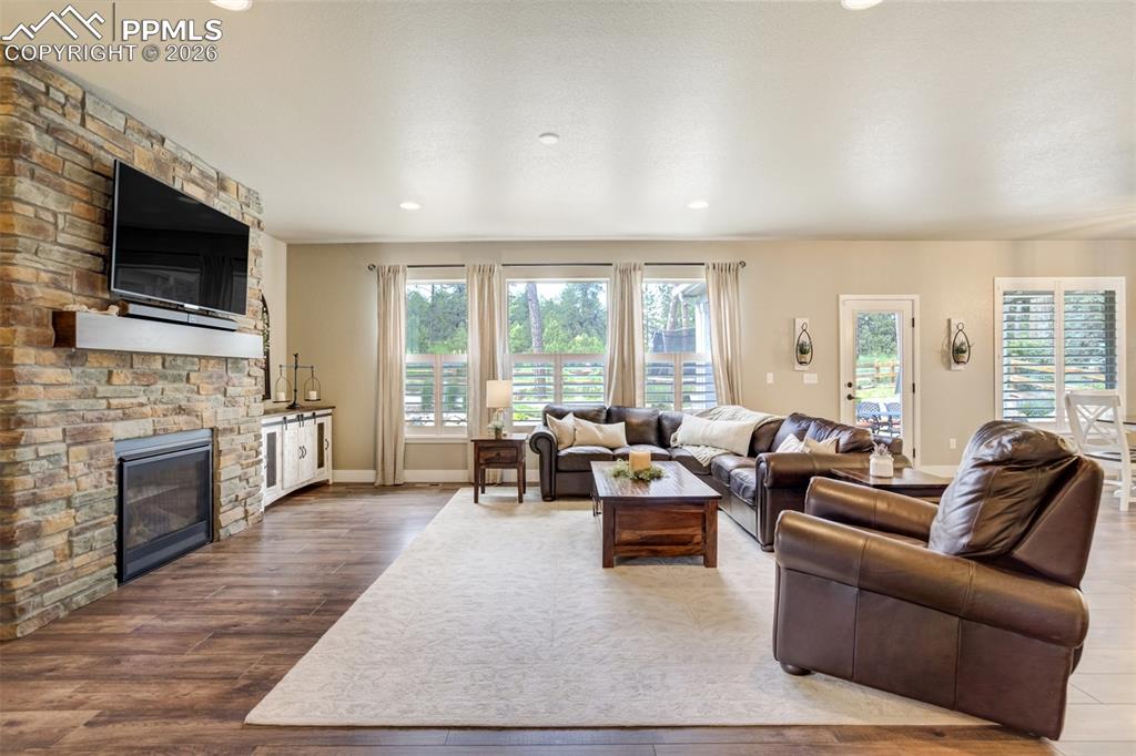 Image 10 of 50: Living Room