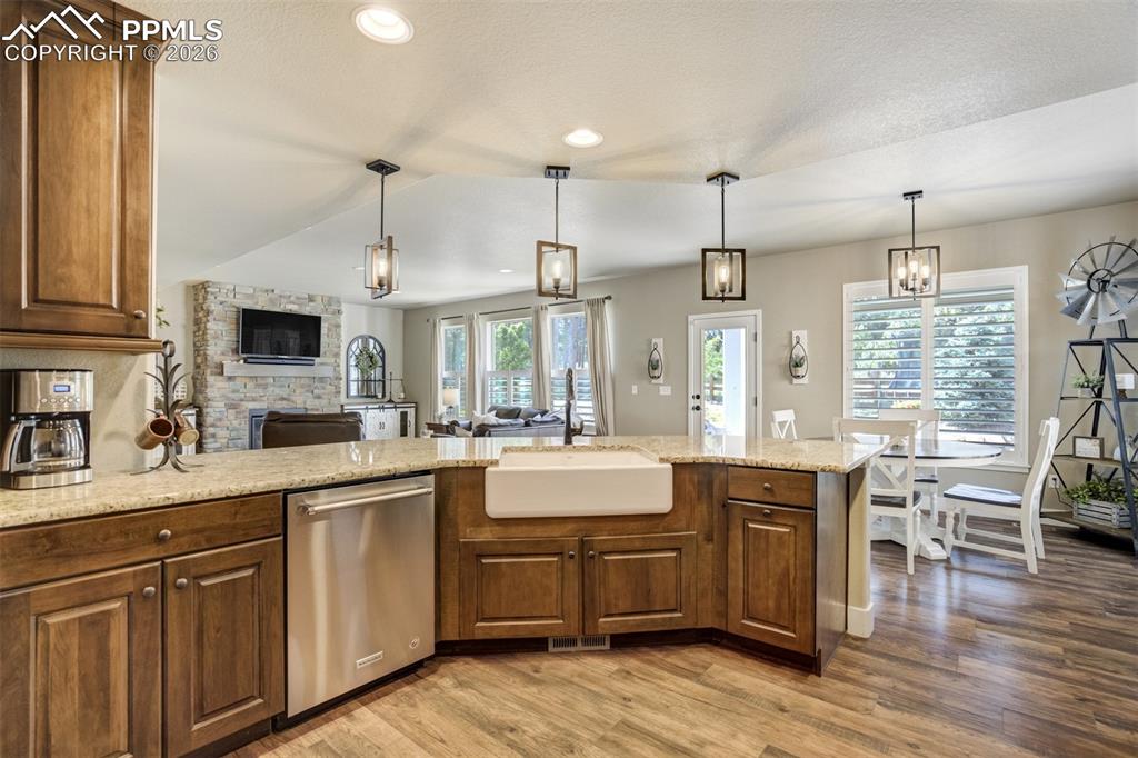 Image 14 of 50: Kitchen