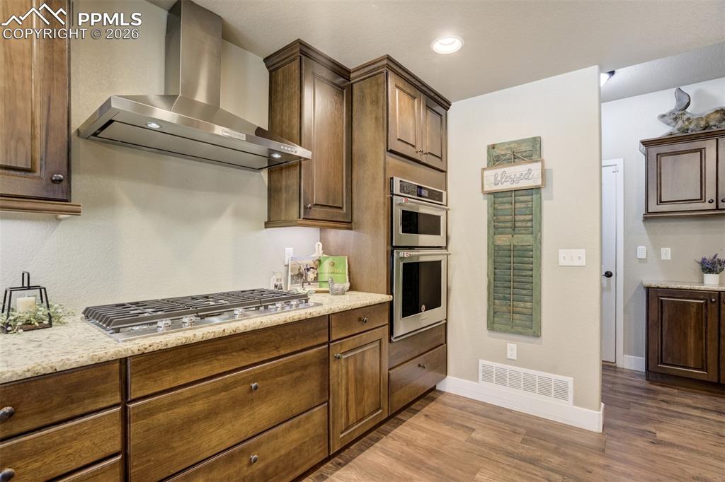 Image 15 of 50: Kitchen