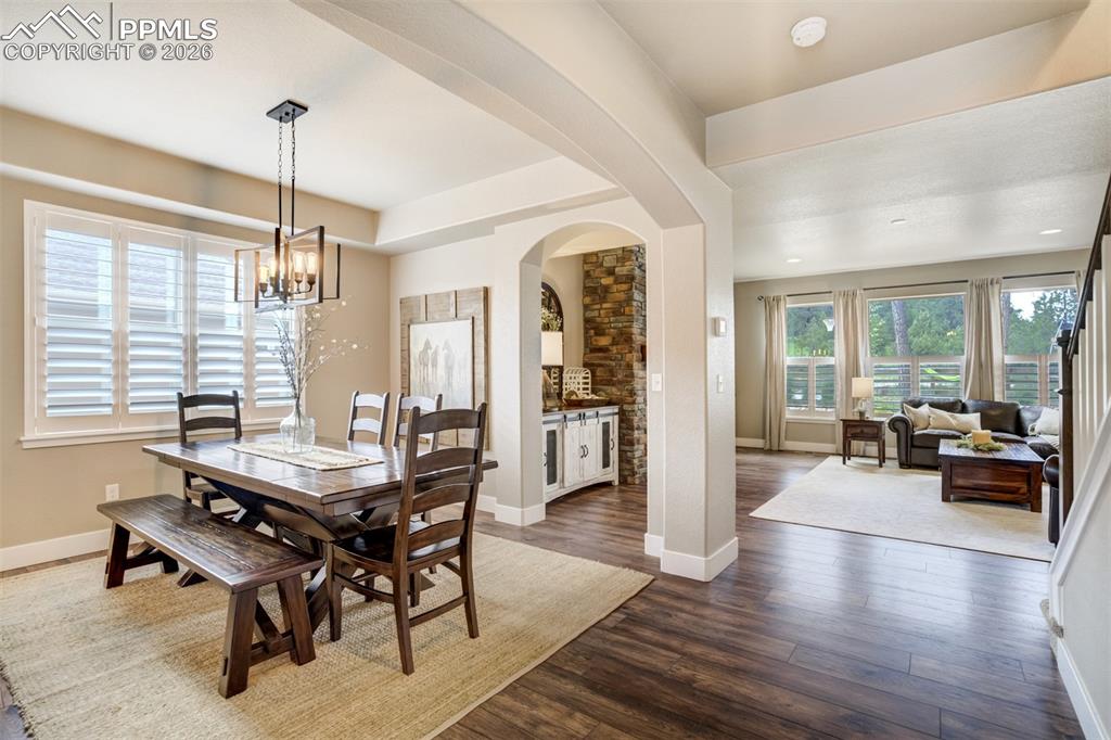 Image 16 of 50: Dining Area