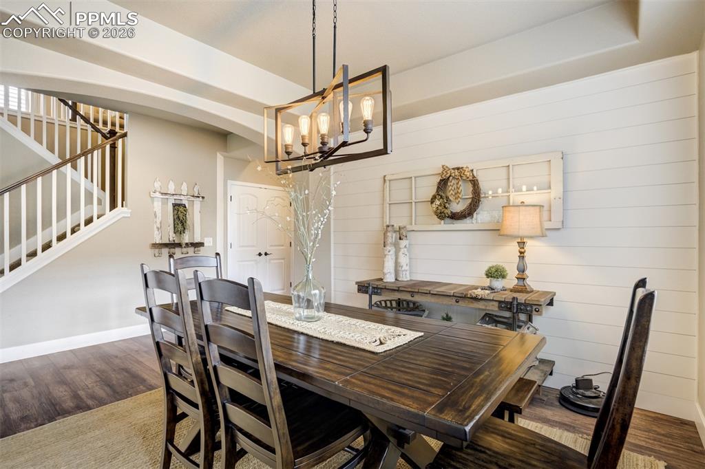 Image 17 of 50: Dining Area