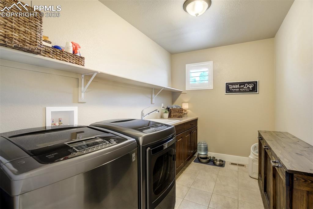 Image 34 of 50: Laundry