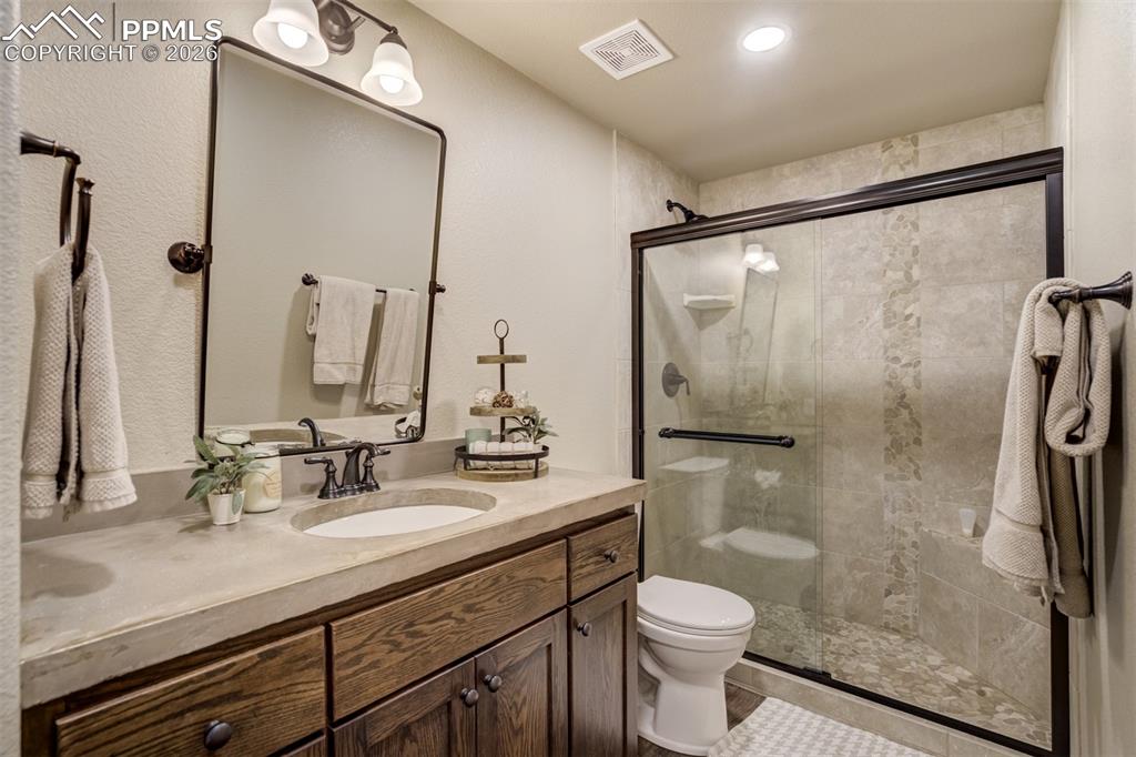 Image 41 of 50: Bathroom