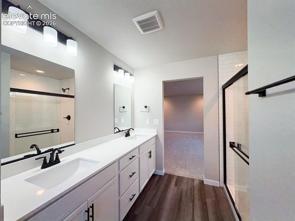Image 16 of 23: Bathroom