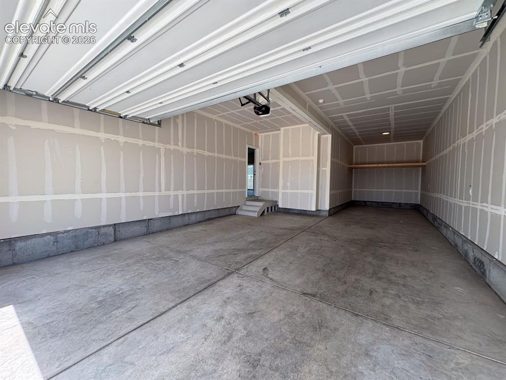 Image 19 of 23: Garage