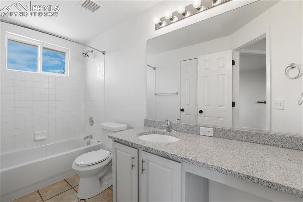 Image 13 of 28: Bathroom